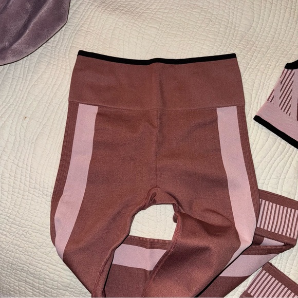 Fabletics Maroon Small Set - Picture 6 of 6